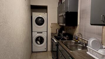 Căn hộ | Bếp riêng | Tủ lạnh, lò vi sóng, lò nướng, ấm điện