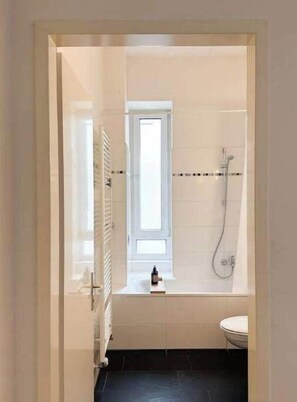 Dusche, Haartrockner, Handtücher, Seife
