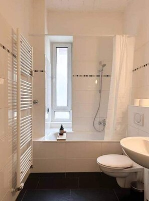 Dusche, Haartrockner, Handtücher, Seife