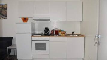 Fridge, oven, stovetop, coffee/tea maker