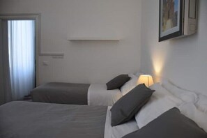 1 chambre, bureau, fer et planche à repasser, lit parapluie