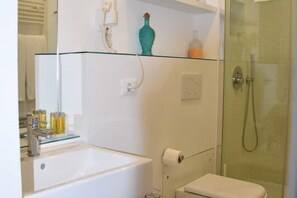 Dusche, Haartrockner, Bidet, Handtücher