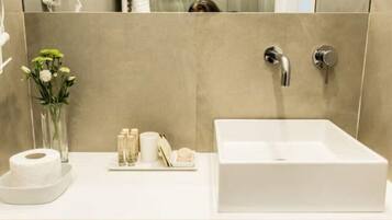 SĂšche-cheveux, bidet, serviettes fournies, savon