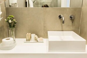 Hair dryer, bidet, towels, soap - Rhegion B&B - Room with private bathroom (Reggio Calabria)