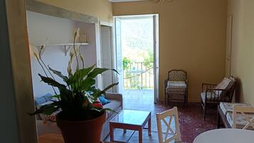 Smart-tv, een open haard en boeken