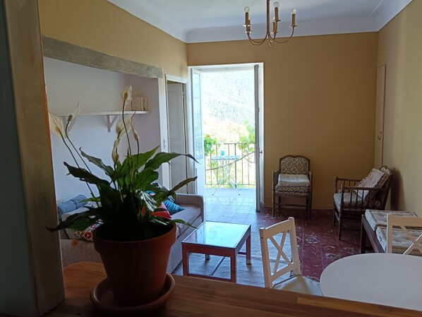 Smart TV, fireplace, books - vue Exeptionelle Dans Ville de Charme a 1h de Nice (Sigale)