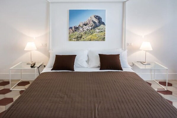 1 chambre, coffres-forts dans les chambres, bureau, lit parapluie