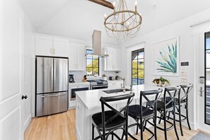 Kylskåp, mikrovågsugn, ugn och diskmaskin