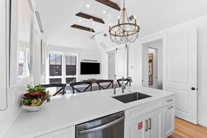 Kylskåp, mikrovågsugn, ugn och diskmaskin