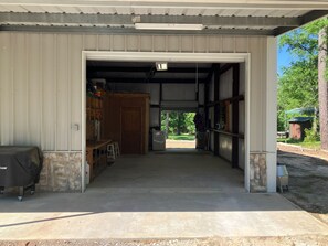 Property grounds - Sam Rayburn Lakevu Barndo (Broaddus)