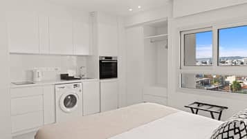 Luxury Studio | In-room safe, blackout drapes, iron/ironing board, free WiFi