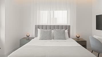 Luxury Studio | In-room safe, blackout drapes, iron/ironing board, free WiFi