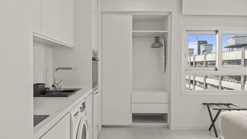 Luxury Studio | In-room safe, blackout drapes, iron/ironing board, free WiFi