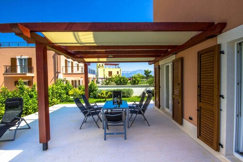 Romantic villa  — 10 min from the beach!