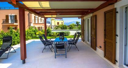 Romantic villa — 10 min from the beach!