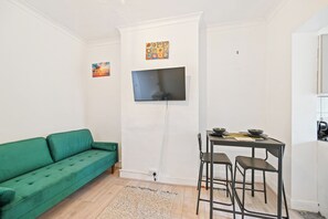 Apartment | Living area - 2-bed - Sleeps 4 - With Garden (London)