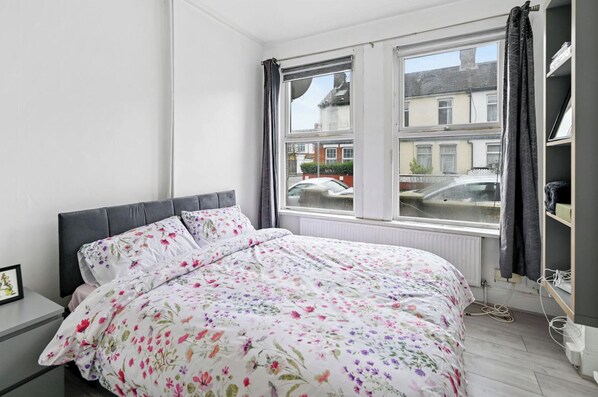2 bedrooms, free WiFi, bed sheets - 2-bed - Sleeps 4 - With Garden (London)