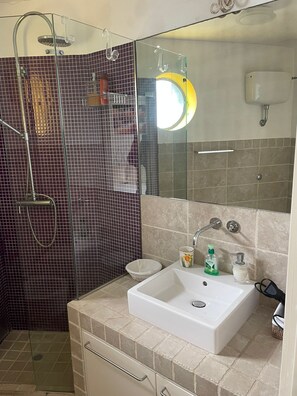 Doccia, asciugacapelli, bidet, asciugamani