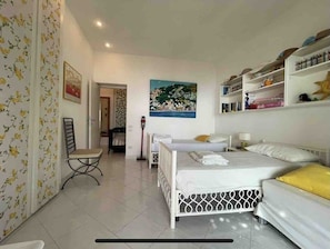 3 bedrooms, iron/ironing board, free WiFi, bed sheets - O'Sole Villa in Capri close to the sea (Capri)