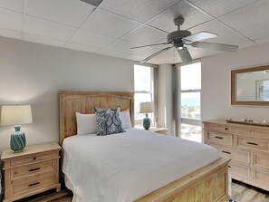 2 عدّة غرف نوم ومكواة/لوح كي وواي فاي وملاءات أسرّة