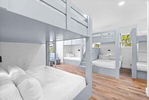 6 slaapkamers, een strijkplank/strijkijzer, gratis wifi, beddengoed