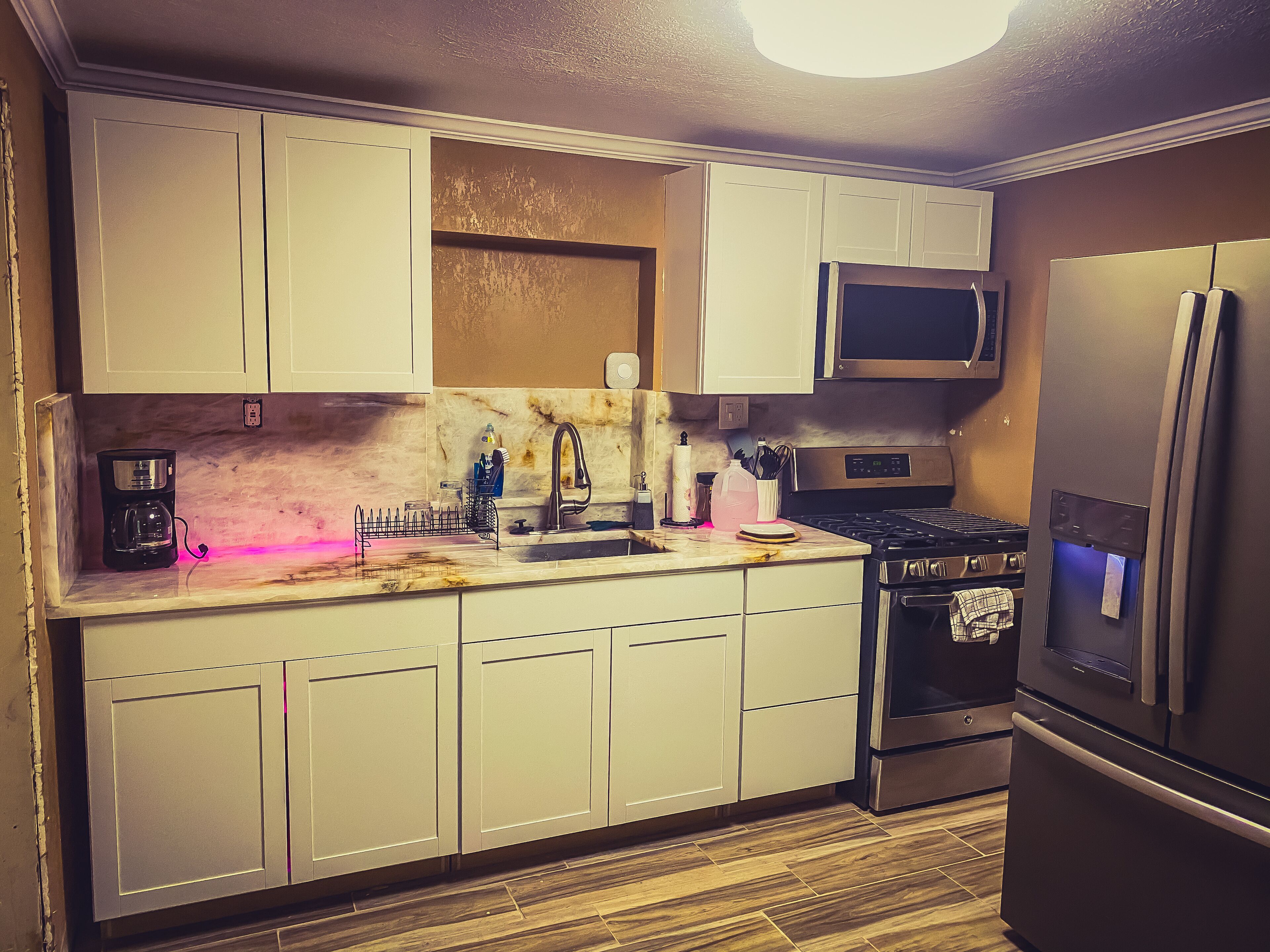 Frigorifero, microonde, forno, piano cottura