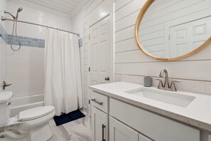 Shower, hair dryer, towels - Luxury Retreat on Oleander - Unit C (Dauphin Island)