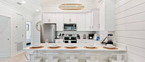 Refrigerador, microondas, horno, placa de cocina