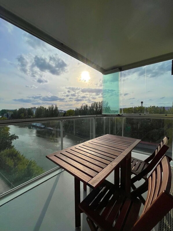 Outdoor dining - Appartement au Cœur du Village Olympique vue sur la Seine Avec Parking (L'Île-Saint-Denis)