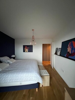 3 slaapkamers, een strijkplank/strijkijzer, gratis wifi, beddengoed