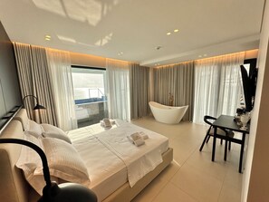 Kamar Double Bulan Madu (Dream Honeymoon Suite Bathtub&Pool) | Seprai katun Mesir, seprai premium, dan tempat tidur Select Comfort