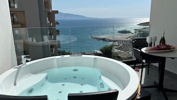 Queen Room with Jacuzzi and Sea View | Egyptian cotton sheets, premium bedding, Select Comfort beds, minibar