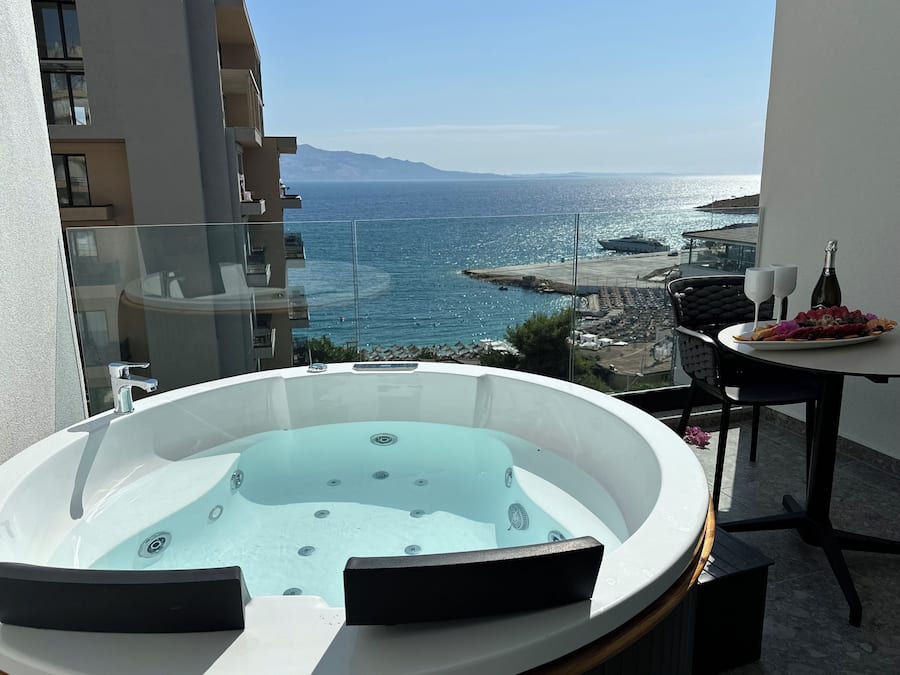 Habitación doble de luna de miel, 1 cama King size, hidromasaje, vista al mar | Sábanas de algodón egipcio y ropa de cama de alta calidad