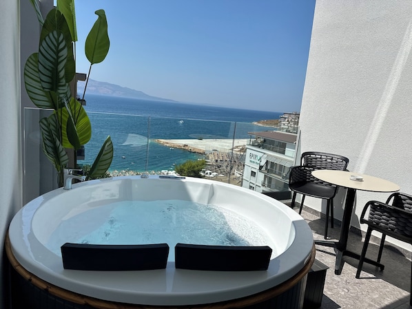 Honeymoon-Doppelzimmer, 1 King-Bett, Whirlpool, Meerblick | Bettwäsche aus ägyptischer Baumwolle, hochwertige Bettwaren