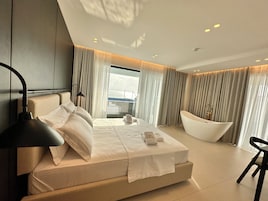 Habitación de luna de miel doble (Dream Honeymoon Suite Bathtub&Pool) | Sábanas de algodón egipcio y ropa de cama de alta calidad