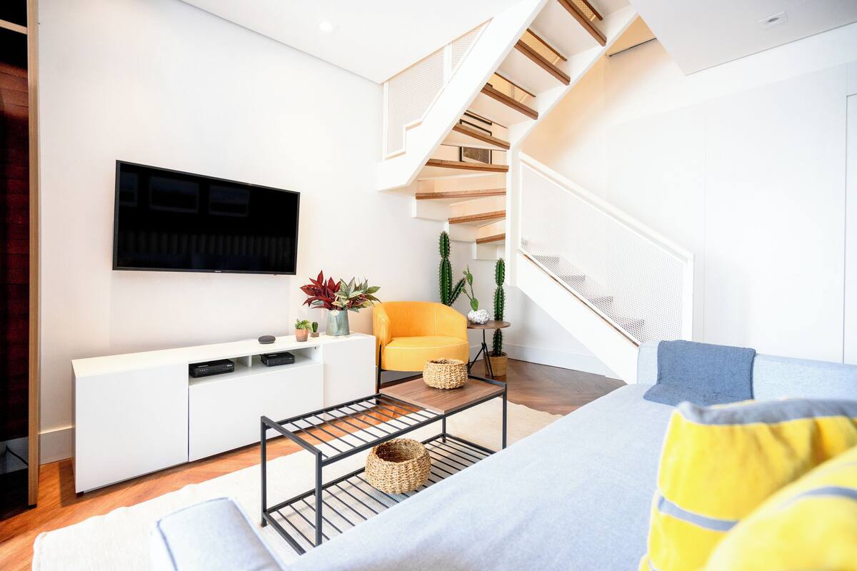 Dúplex Confort | Sala de estar | Smart TV de 70 pulgadas con canales digitales