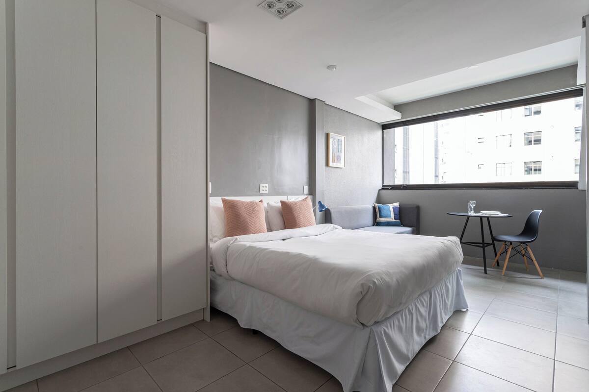 Habitación con 1 cama matrimonial o 2 individuales | 1 habitación, ropa de cama de alta calidad y decoración personalizada