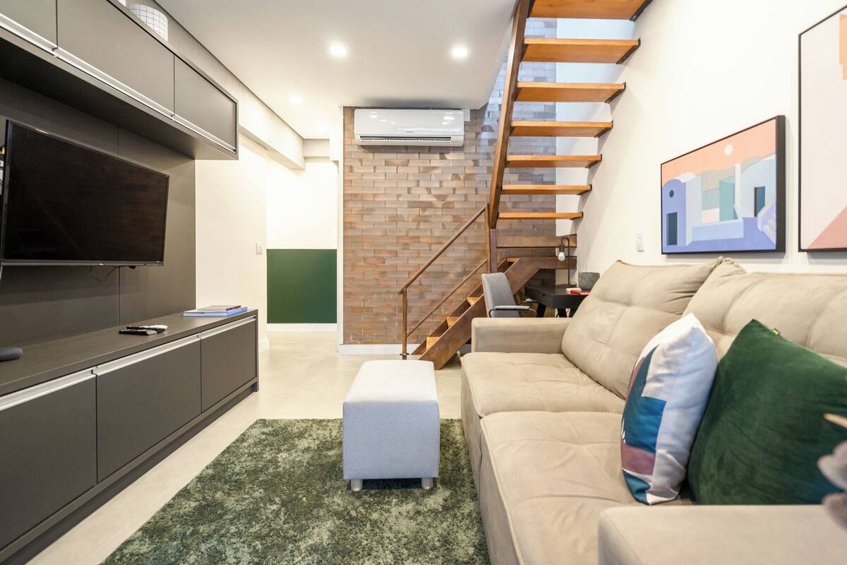 Dúplex urbano | Sala de estar | Smart TV de 70 pulgadas con canales digitales