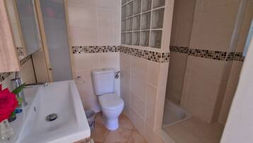 Toalhas de banho, sabonete, papel higiênico