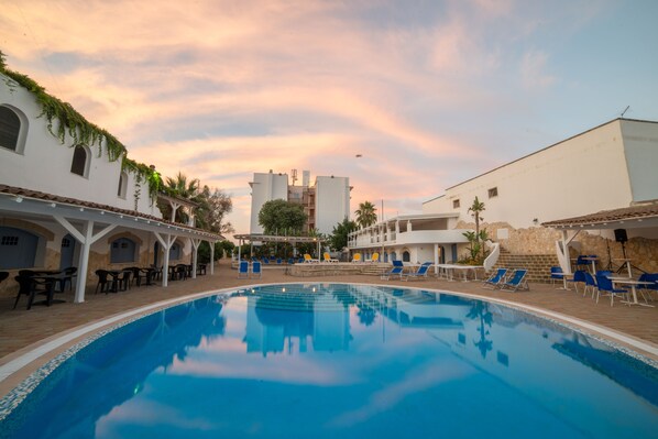Seasonal outdoor pool