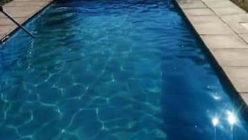 Swim-up bar