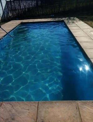 Swim-up bar