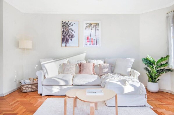 Smart TV - Stylish Apt w/Lift, Steps to Manly (Manly)