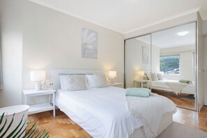 1 bedroom, desk, iron/ironing board, travel crib - Stylish Apt w/Lift, Steps to Manly (Manly)