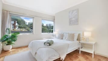 1 間睡房、書桌、熨斗/熨衫板、可攜式嬰兒床