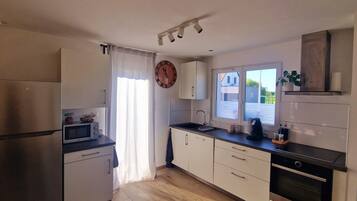 Kühlschrank, Mikrowelle, Ofen, Herdplatte