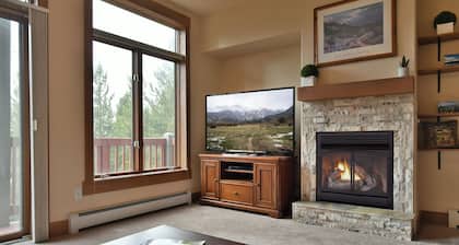Prospect Point Retreat: Lakeside Townhome, Mountain Views