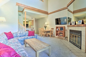 Smart TV, fireplace - Mountainside Royalview Condo: Pool/Hot Tubs, Great Location (Frisco)
