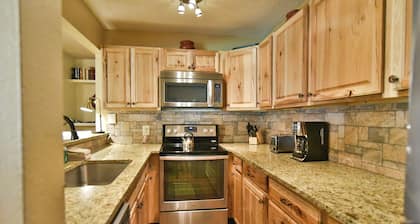 Flying Dutchman Mountainside Condo: Pool/Hot Tub