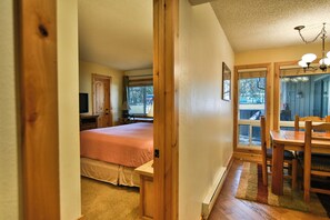 2 chambres, bureau, fer et planche à repasser, accès au Wi-Fi (inclus)